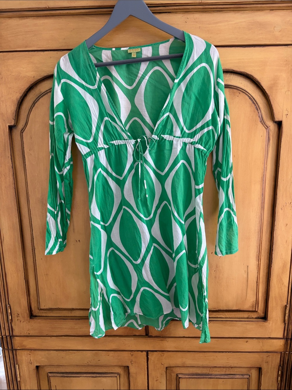 Green & White Geometric V-Neck Lightweight Coverup by Echo